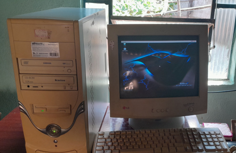 Vendo PC antigo, funciona perfeitamente